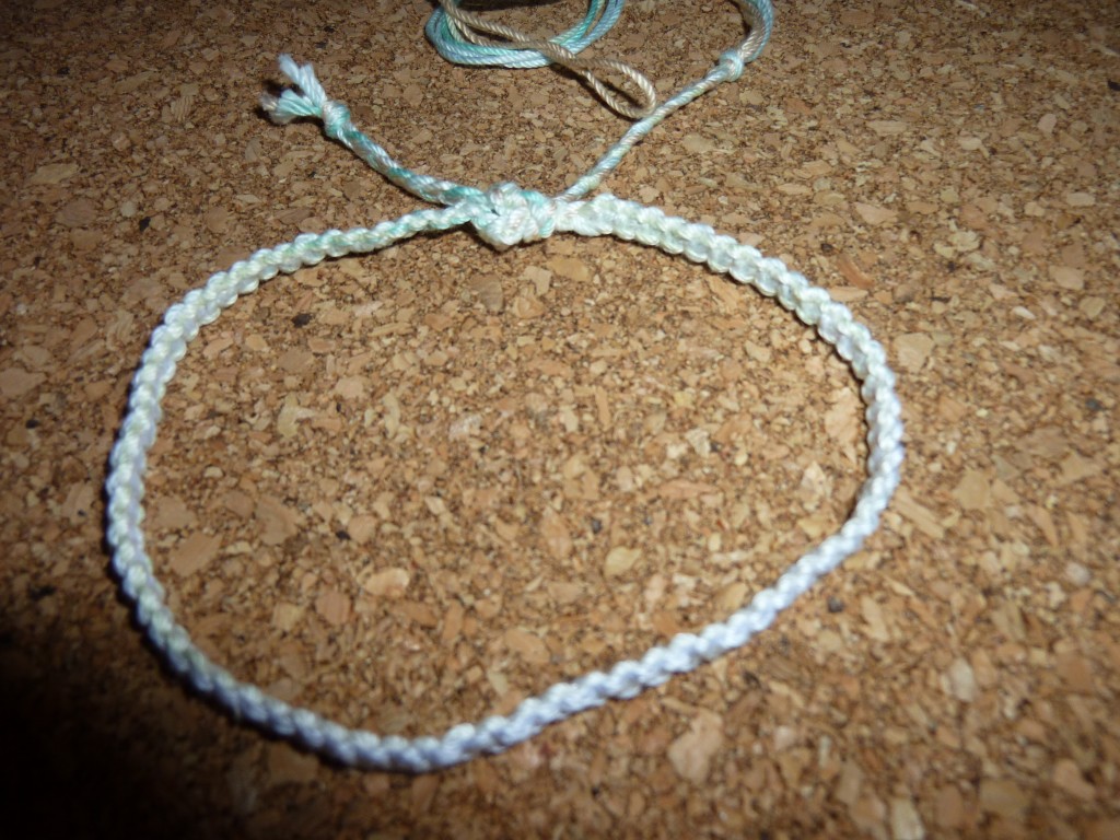 紐を2本取りして平編みでミサンガを作ってみた