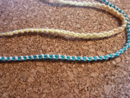 暑くて外にも出られないし編み方や色の組み合わせを考える 左右結び 輪結びの編み方