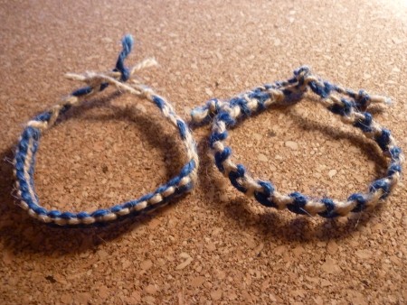 ヘンプの紐でブレスレットを作る 平編みと左右結びで編み目や色合いを見る